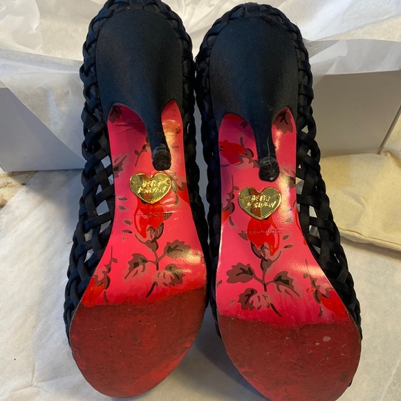 Betsy Johnson 4in high black silky textile crisscross pattern. - Picture 4 of 5